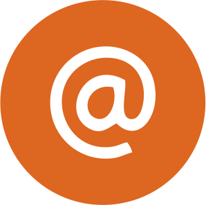 Ikonka poczty e-mail. Ikonka @ wpisana w koło. Koło wypełnione pomarańczowym kolorem.