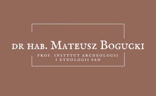 Grafika z linkiem. Na jasnobrązowym tle biały napis - doktor habilitowany Mateusz Bogucki, profesor Instytutu Archeologii i Etnologii Polskiej Akademii Nauk
