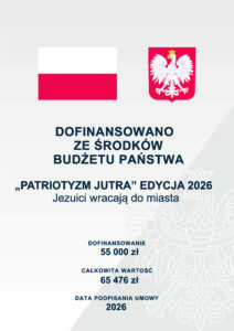 Grafika informacyjna dotycząca dofinansowania ze środków budżetu państwa. U góry znajdują się flaga Polski oraz godło państwowe. Centralnie umieszczono napis: „Dofinansowano ze środków budżetu państwa”. Poniżej tytuł projektu: „Patriotyzm Jutra” edycja 2026 oraz podtytuł „Jezuici wracają do miasta”. W dolnej części podano kwotę dofinansowania: 55 000 zł, całkowitą wartość projektu: 65 476 zł oraz datę podpisania umowy: 2026. Tło jest jasnoszare z dużym, półtransparentnym motywem orła.