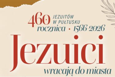 Grafika utrzymana w ciepłej beżowej kolorystyce. Centralnie duży, czerwony napis „Jezuici”, nad którym widnieje mniejszy tekst: „460. rocznica • 1566-2026 JEZUITÓW W PUŁTUSKU”. Poniżej tytułu umieszczono podtytuł: „wracają do miasta"